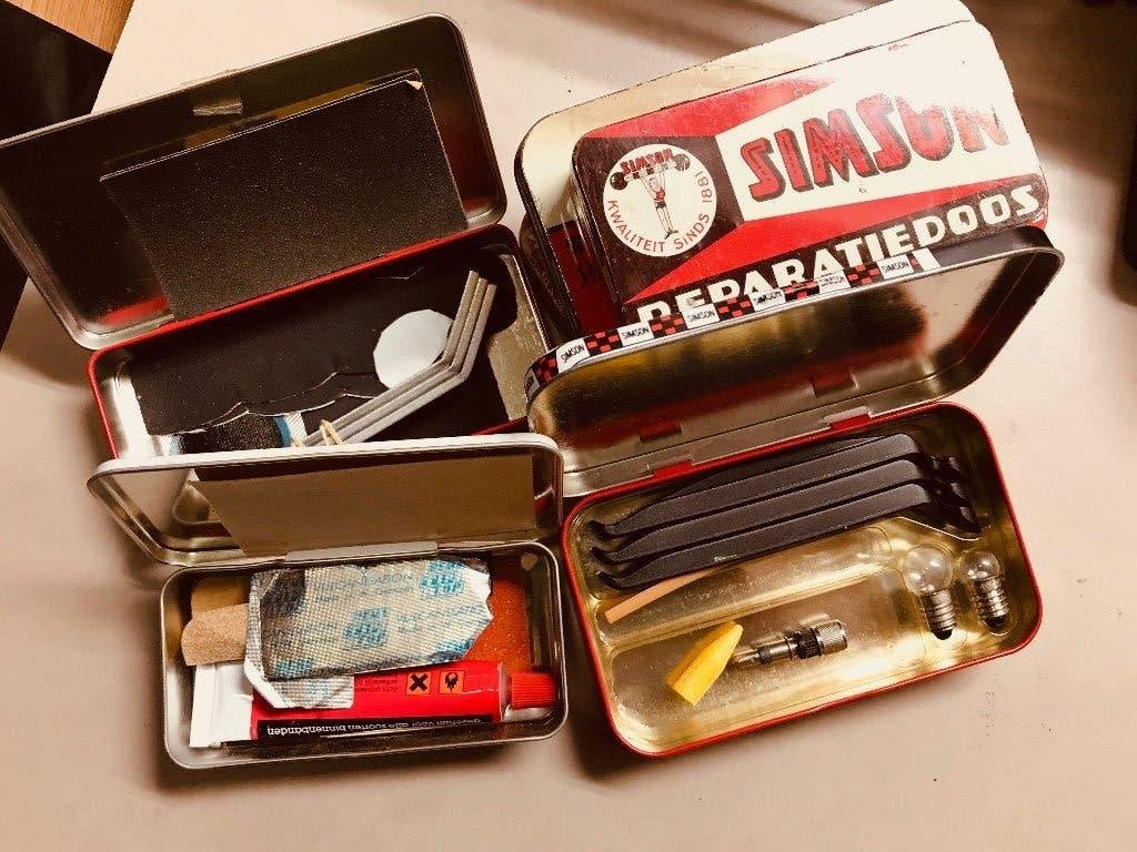 Simson Reparatie Doos - Fiets Bandenplakset, Fietsen en Brommers, Ophalen of Verzenden, Gebruikt, Bandgereedschap