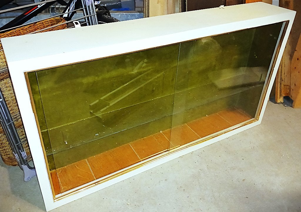 Wandvitrine 120 breed 65 hoog 20 diep 2 glazen schuifdeur, Hobby en Vrije tijd, Ophalen, Gebruikt