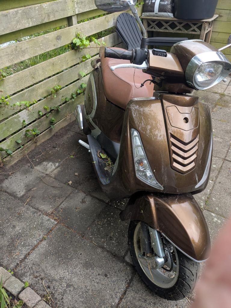 Benzhou snorscooter - Loopt, gaskabel defect, Fietsen en Brommers, Scooters | Overige merken, Ophalen, Gebruikt, Benzine, Benzhou