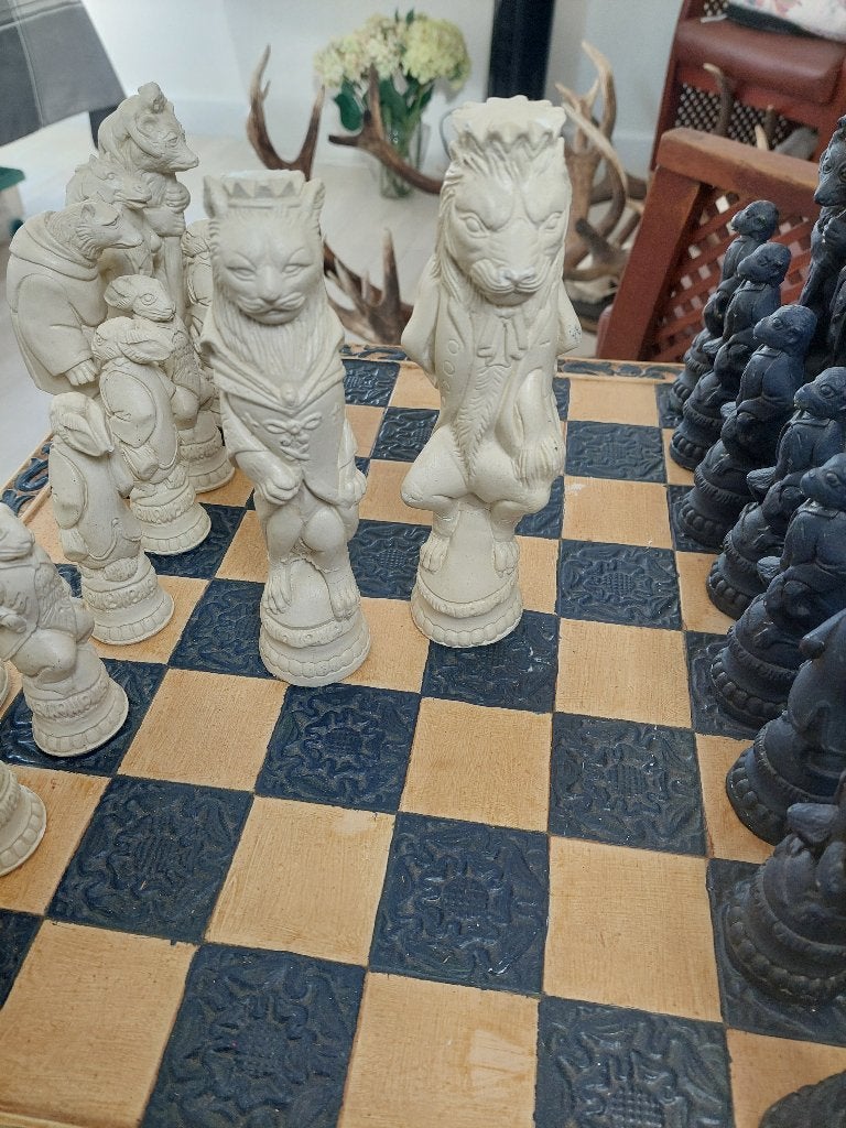 Uniek schaakspel met dierenfiguren Reynard de Vos, Ophalen