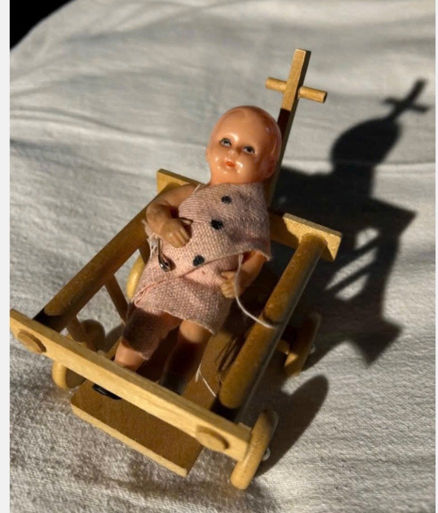 Antiek karretje met antiek popje, Ophalen of Verzenden, Zo goed als nieuw, X, Pop