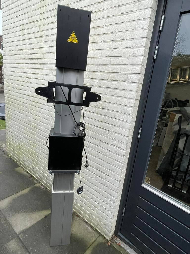 Tv zuil/standaard electrisch in hoogte in te stellen, Ophalen, Zo goed als nieuw