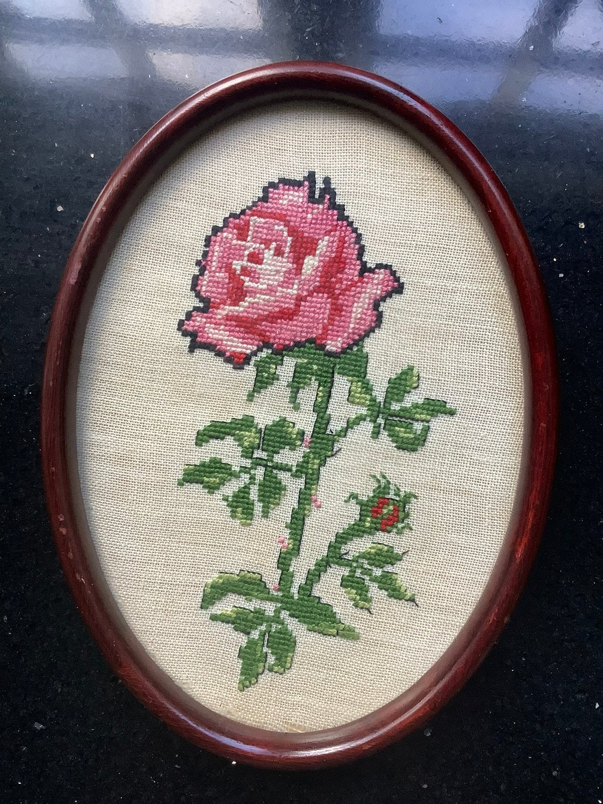 Lief geborduurd roosje in lijst brocante, Ophalen of Verzenden