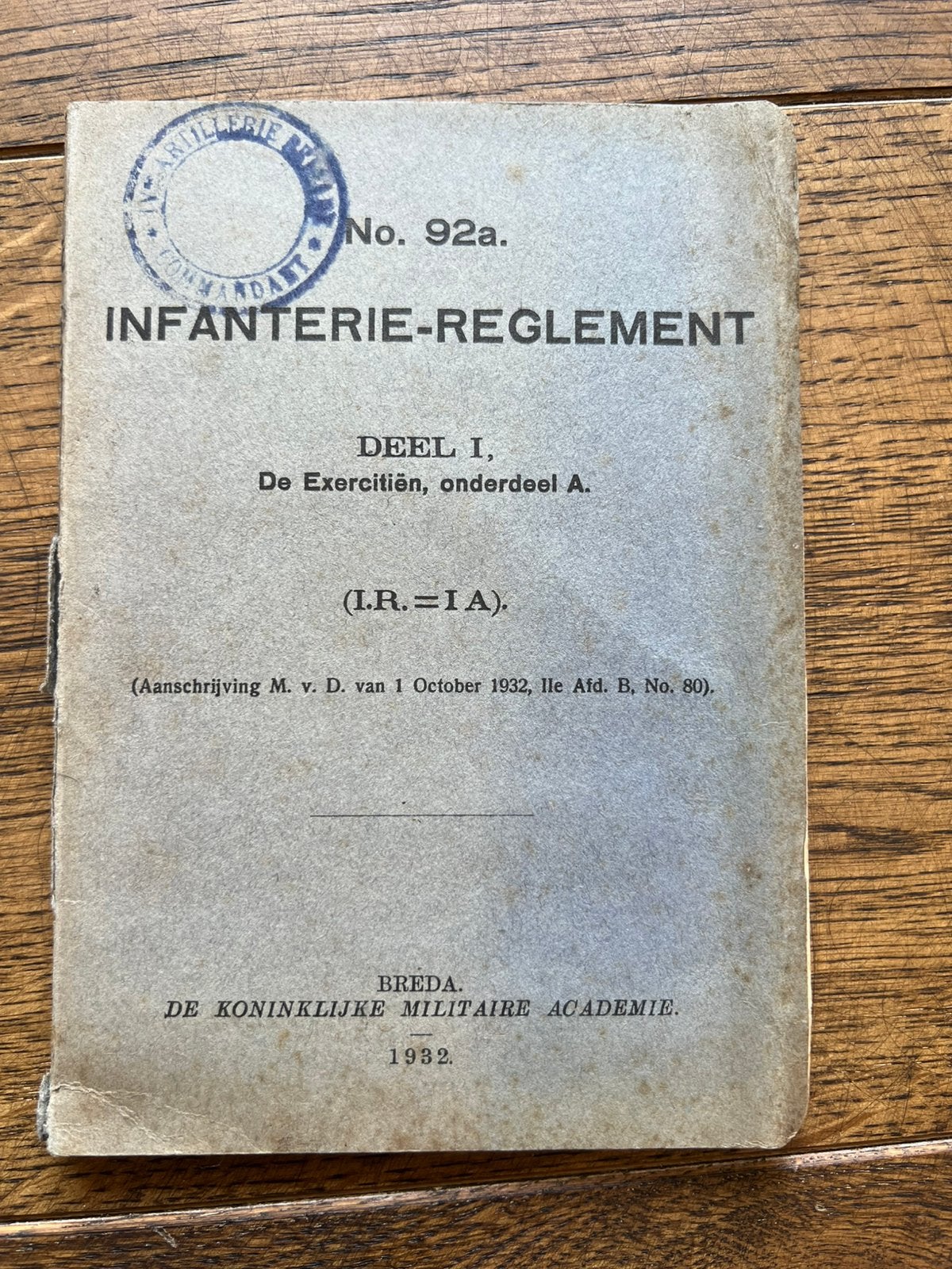 Nederlands mobilisatie voorschrift geweer parade bajonet, Verzenden, Nederland, Embleem of Badge