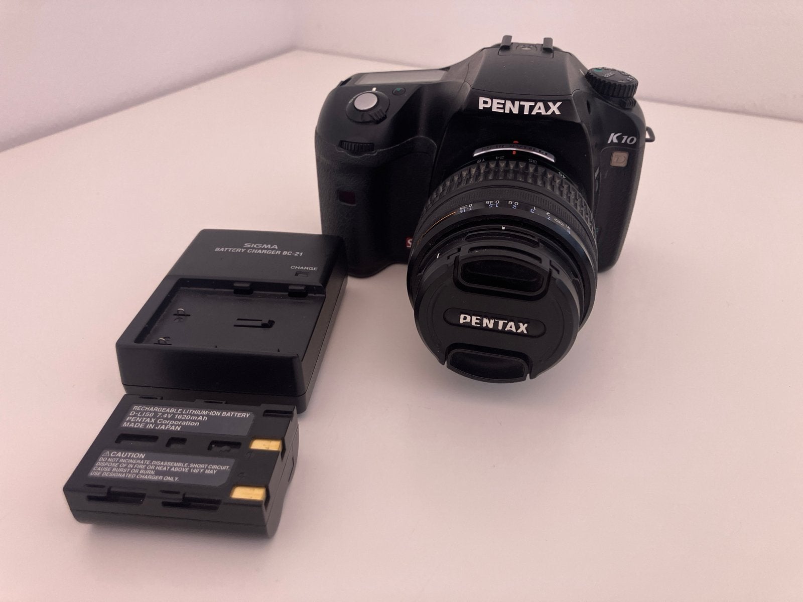 Pentax K10D Spiegelreflexcamera met 18-55mm lens en lader, Ingebouwde flitser, Gebruikt, Spiegelreflex, Ophalen of Verzenden