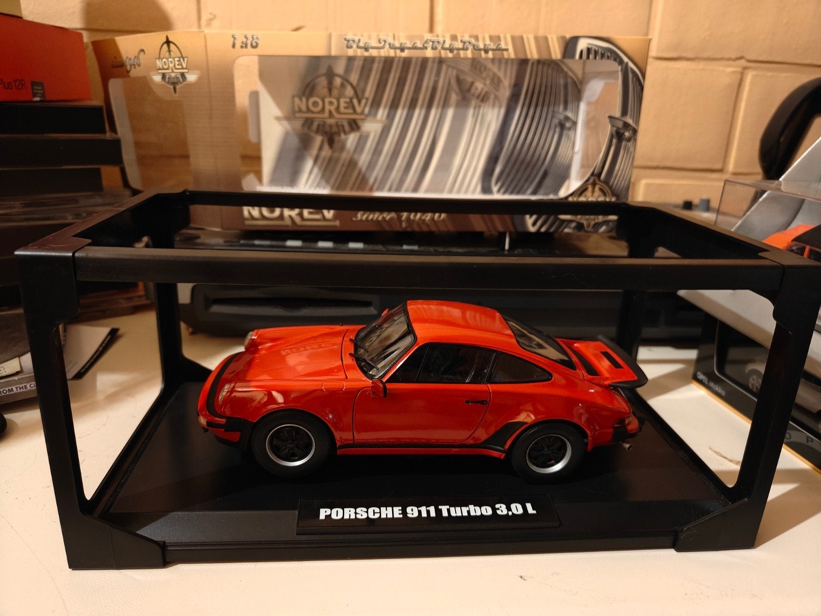 Norev Porsche 911 Turbo type 930 rood 1/18, Hobby en Vrije tijd, Modelauto's | 1:18, Ophalen of Verzenden, Zo goed als nieuw, Auto