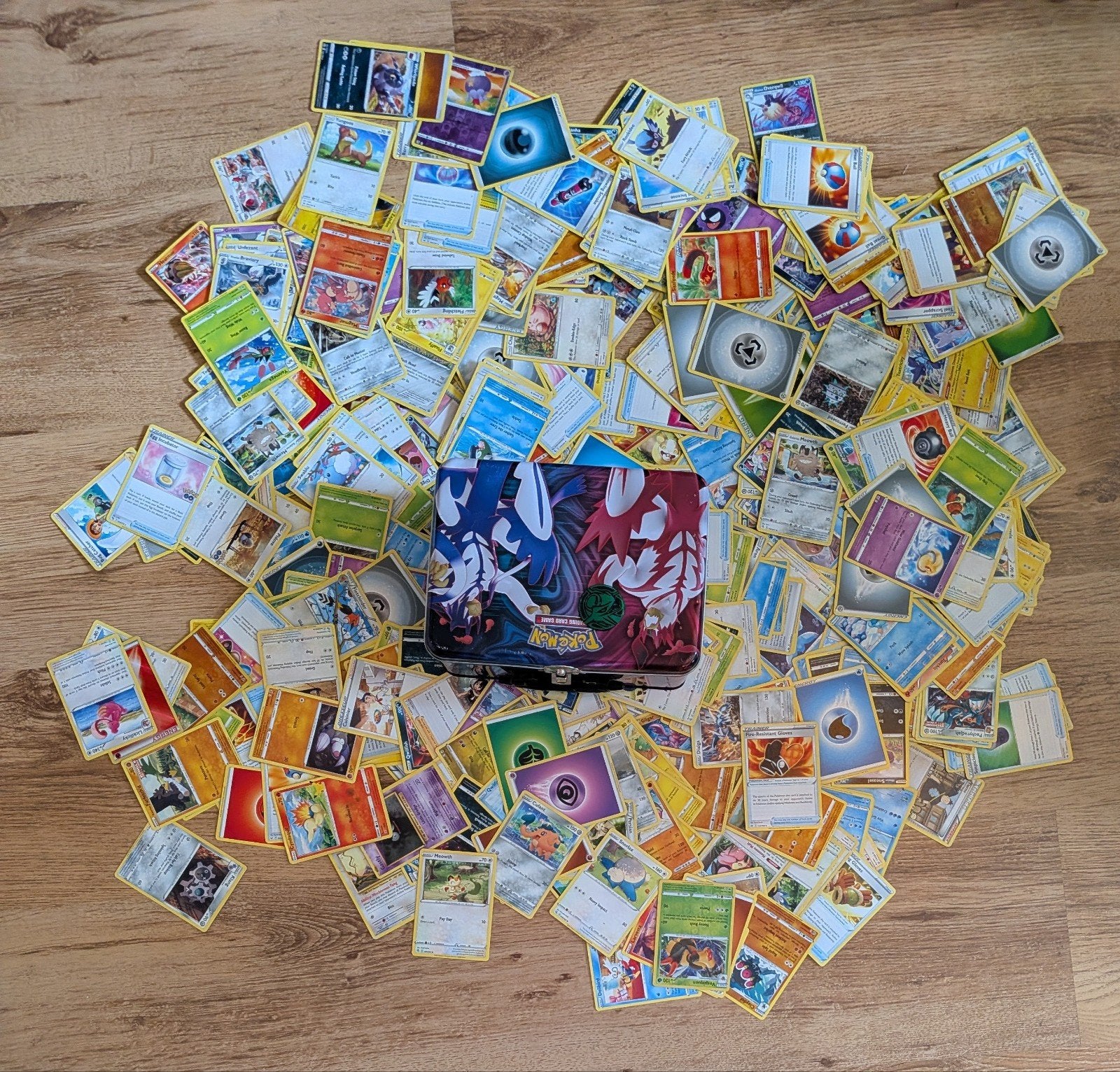 Pokémon kaarten met Pokémon doos en munt, Ophalen of Verzenden, Zo goed als nieuw, Meerdere kaarten, Foil