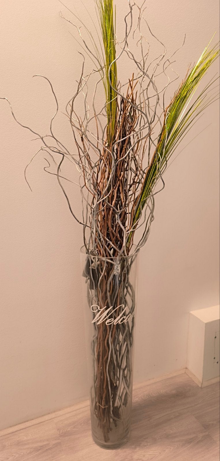 Grote glazen vaas met decoratieve takken en grassen, Ophalen, Meerkleurig, Inclusief decoratie, Glas