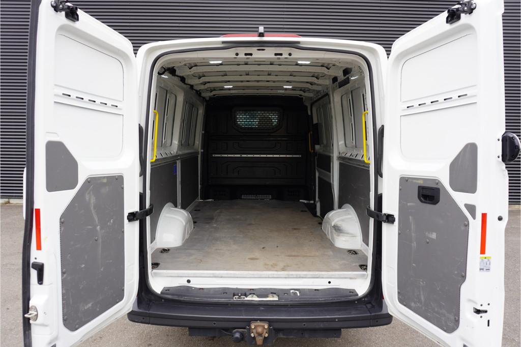 Volkswagen Crafter 35 177PK Automaat 4X4 L3H2/L2H1 4Motion T, Stof, Gebruikt, Euro 6, 4 cilinders