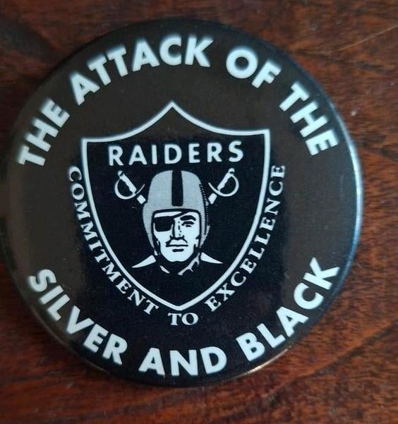 Vintage NFL Las Vegas Raiders Button Pin - 6cm, Ophalen of Verzenden, Gebruikt, Sport, Speldje of Pin