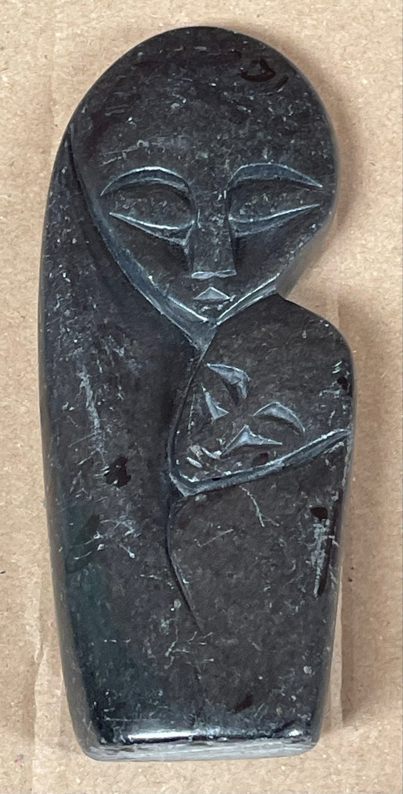 Shona “Moeder en kind” sculptuur van Serpentijn steen, Antiek en Kunst, Groep mensen, Minder dan 20 cm, Ophalen of Verzenden, Handgemaakt
