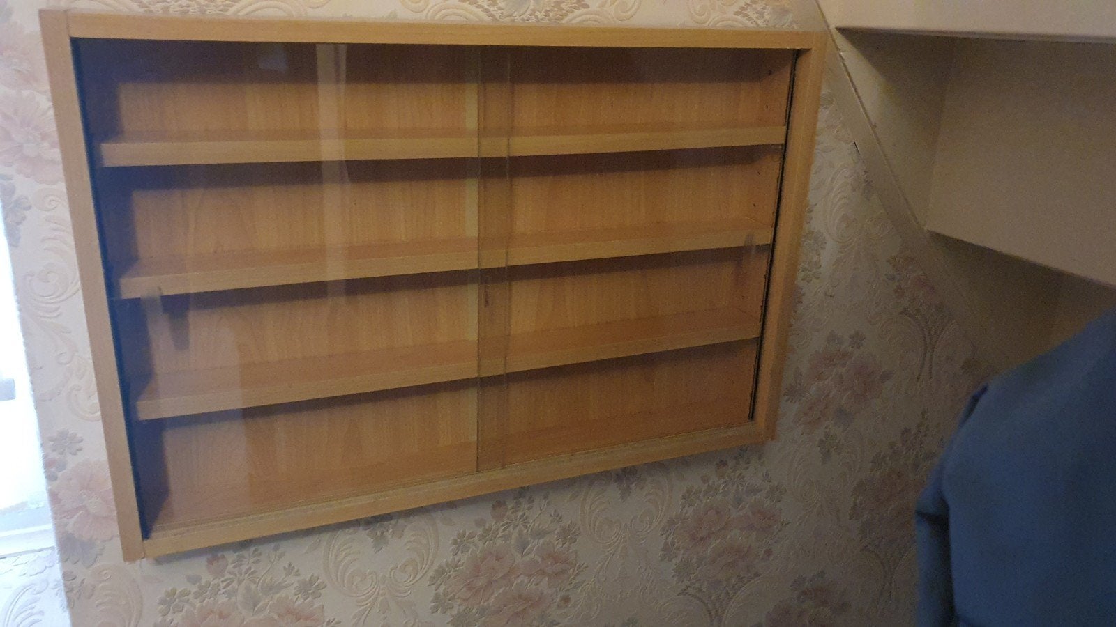 2x Hangvitrine voor modelauto's 1/43 of treinen, Huis en Inrichting, Ophalen, Overige houtsoorten, 50 tot 100 cm, Minder dan 25 cm