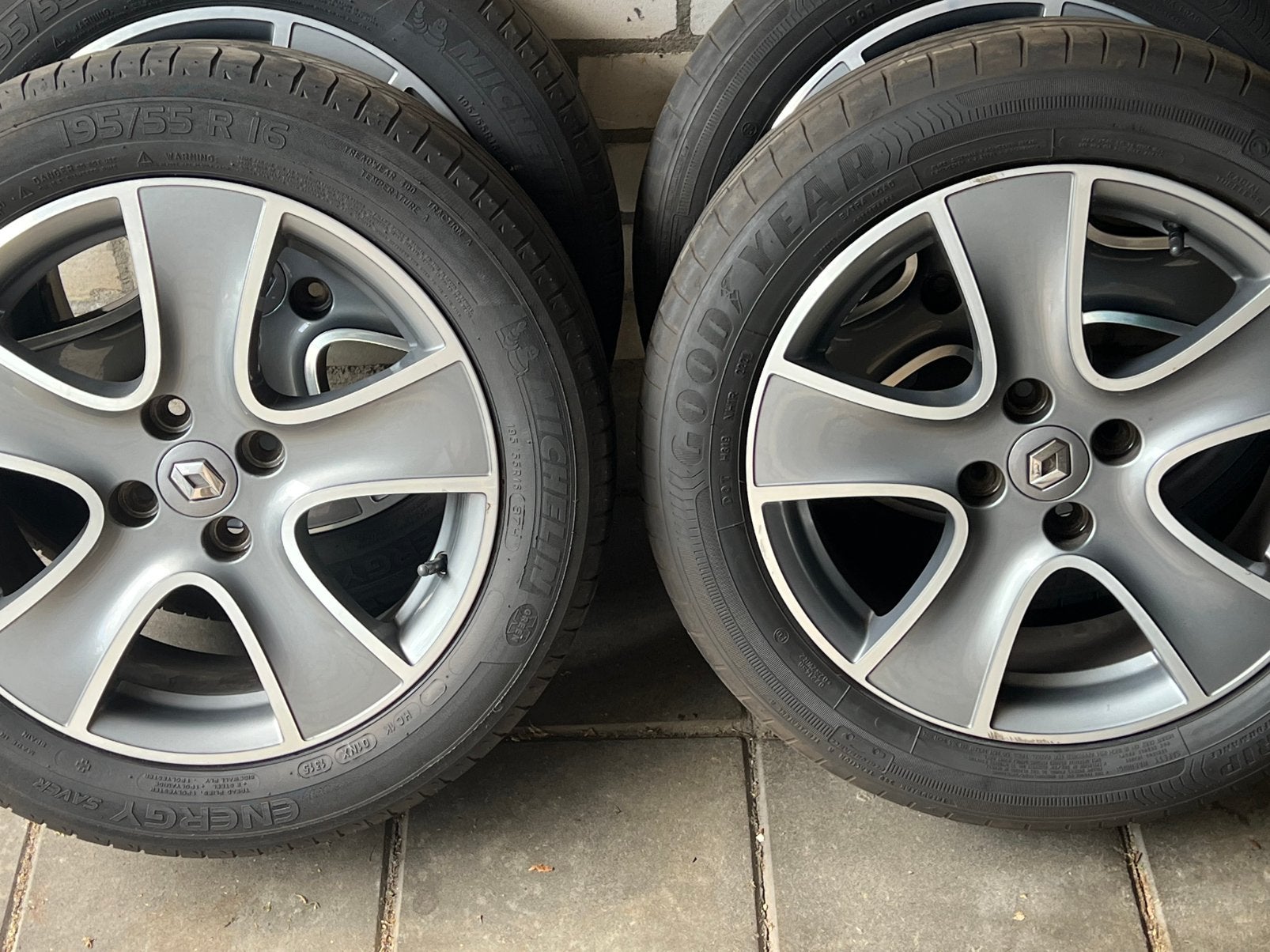 Tekoop origineel 16inch Renault Clio velgen met zomerbanden, Auto-onderdelen, Banden en Velgen, Velg(en), Ophalen of Verzenden