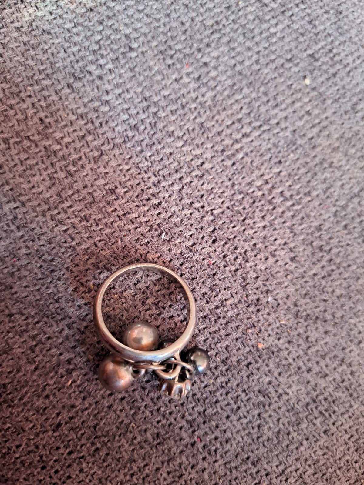 Zilverkleurige ring met bedels en doodshoofd, Gebruikt, Ophalen of Verzenden, 17 tot 18, Dame of Heer