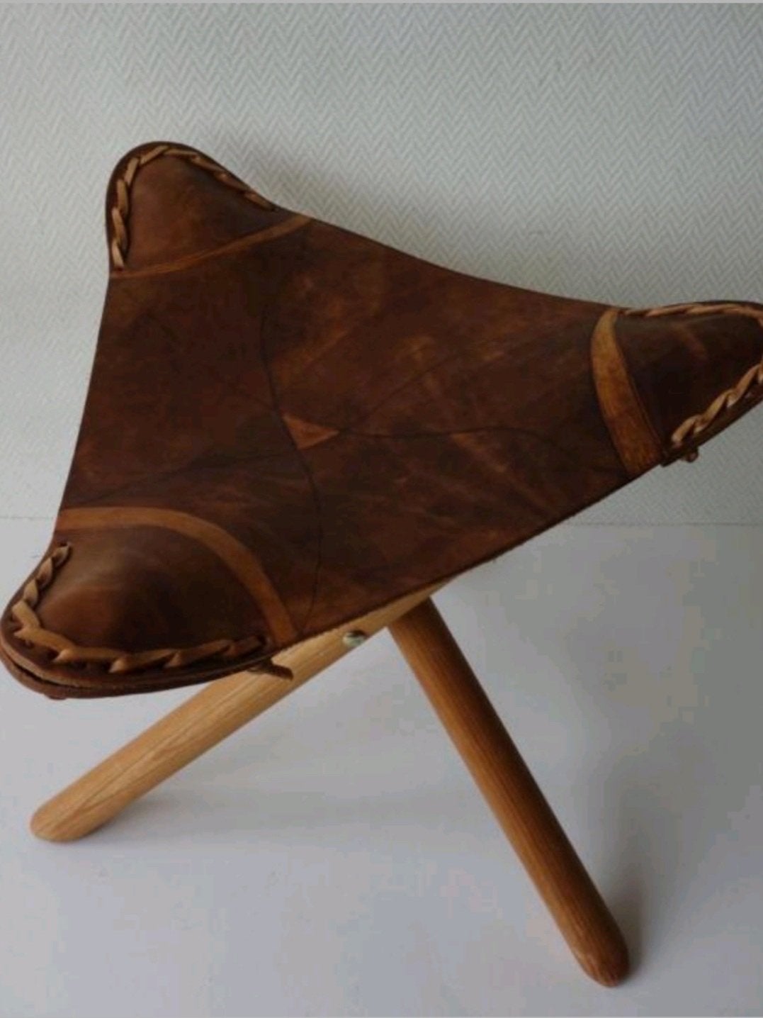 Vintage leren driepoot krukje - Opvouwbaar, Bruin, Ophalen of Verzenden, Zo goed als nieuw, Eén