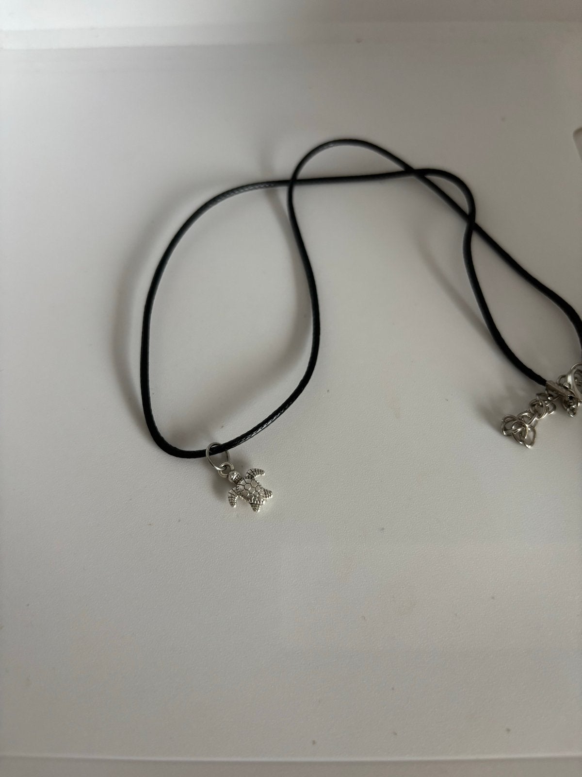 Nieuwe ketting met schildpad hanger, Sieraden, Tassen en Uiterlijk, Kettingen, Verzenden, Zwart, Nieuw, Overige materialen