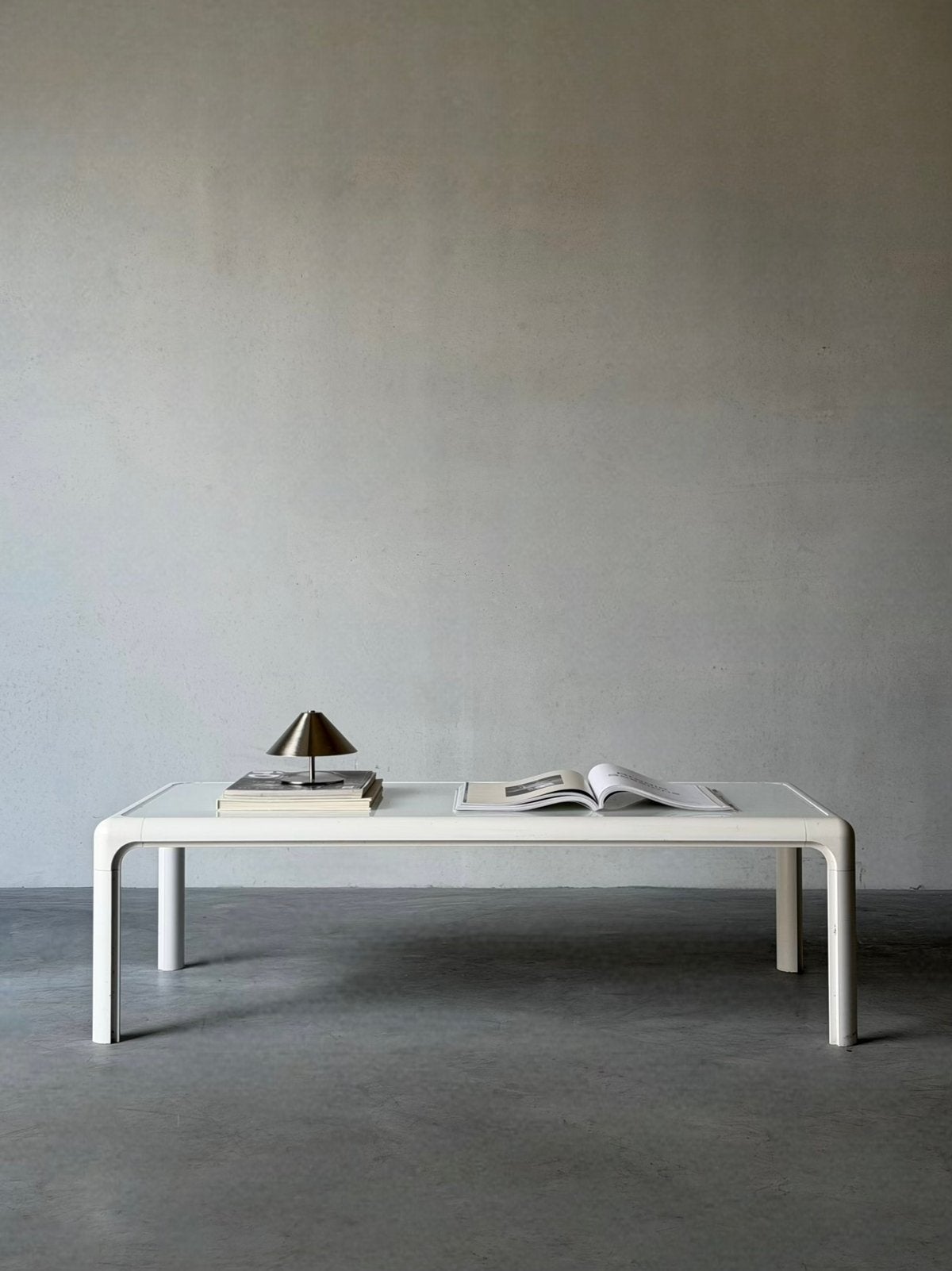 Italiaanse space age witte salontafel, Ophalen, 50 tot 100 cm, Rond, Glas