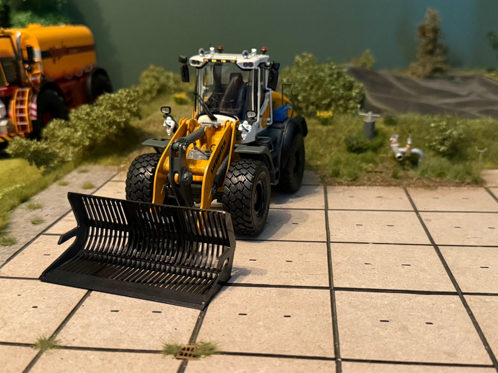 Liebherr L546  at collections 1:32 verbouwd, Ophalen of Verzenden, Tractor of Landbouw, Overige merken