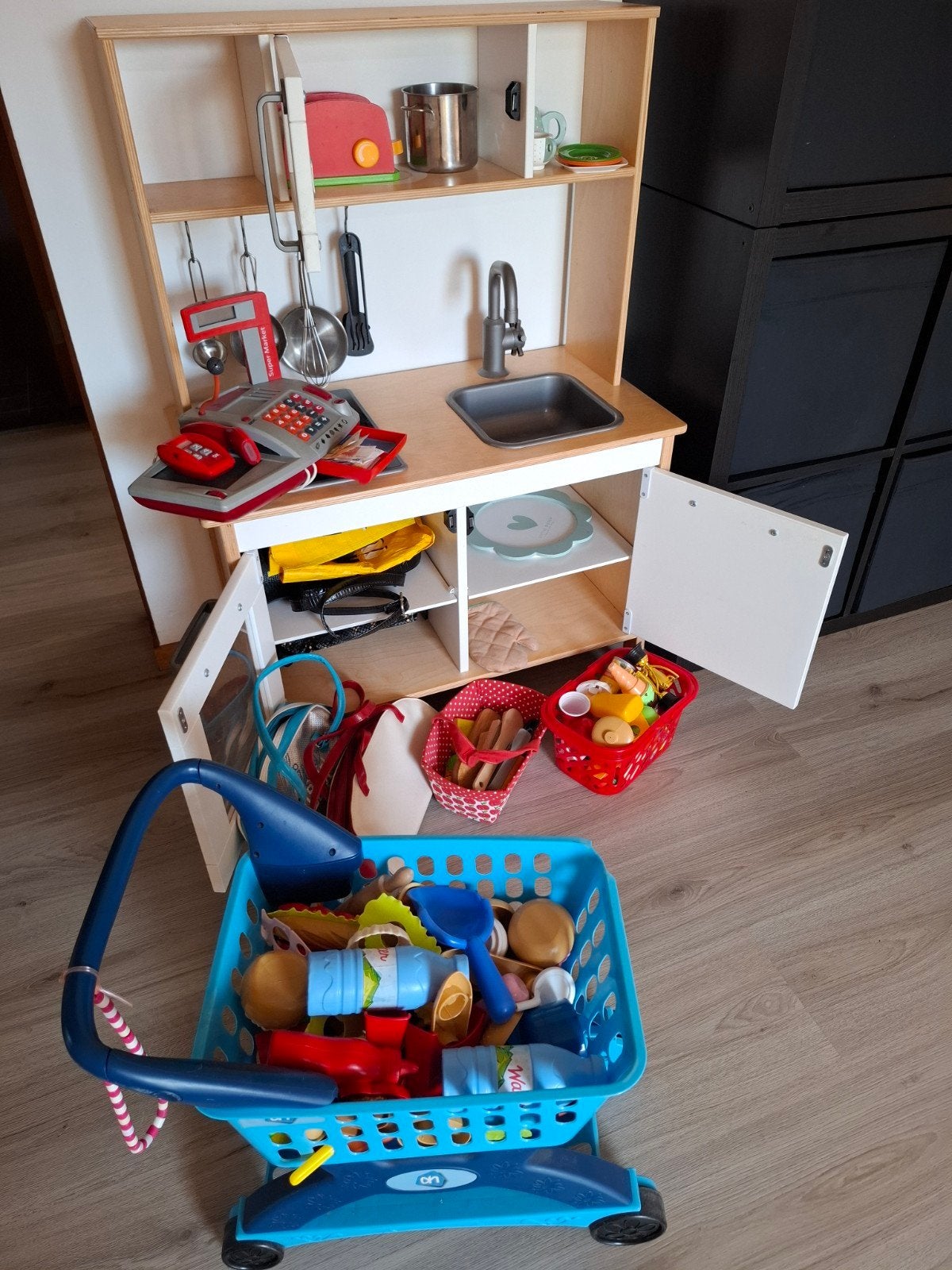Houten speelkeuken met accessoires en winkelwagentje, Ophalen, Gebruikt