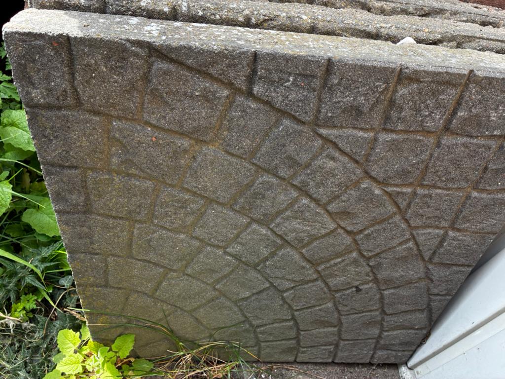 Gratis op te halen: Stoeptegels, cobblestones en betonranden, Tuin en Terras, Tegels en Klinkers, Ophalen, Gebruikt, 10 m² of meer