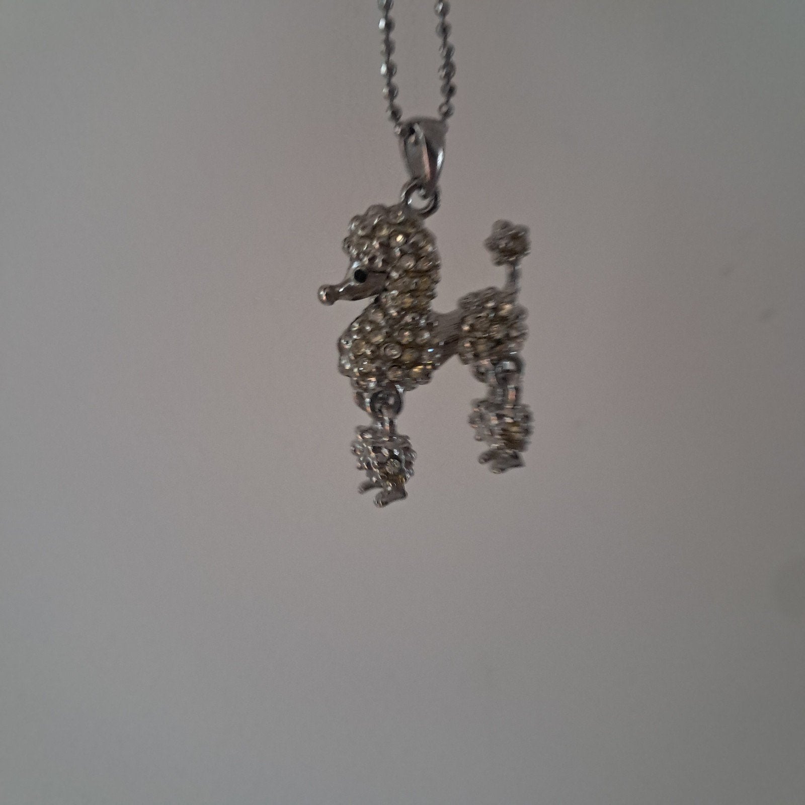Poedel hangwr met 4 beweegbare poten aan ketting, Ophalen of Verzenden, Nieuw, Zilver, Overige materialen
