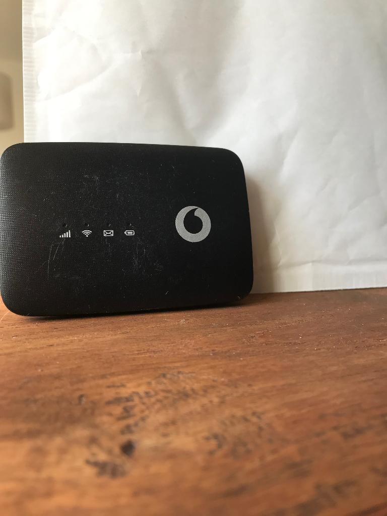 Mobiele internet hotspot (mifi) Vodafone, Ophalen of Verzenden, Gebruikt, Router met modem, Vodafone