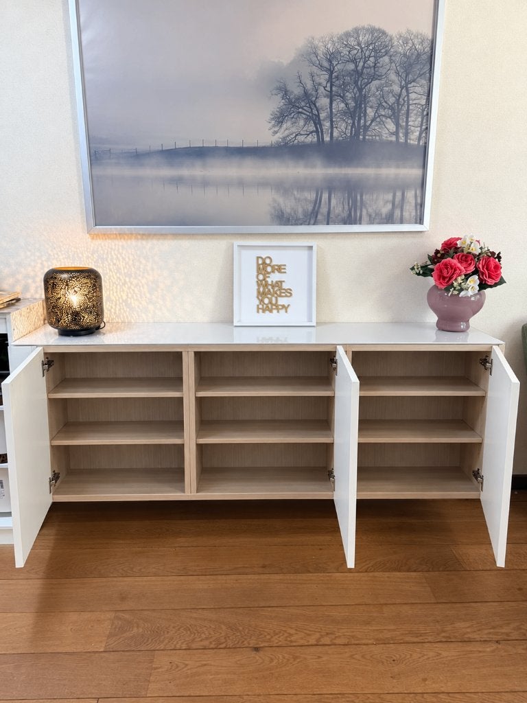 Moderne witte hoogglans dressoir met glazen bovenblad, Ophalen of Verzenden, Zo goed als nieuw, 25 tot 50 cm, 150 tot 200 cm