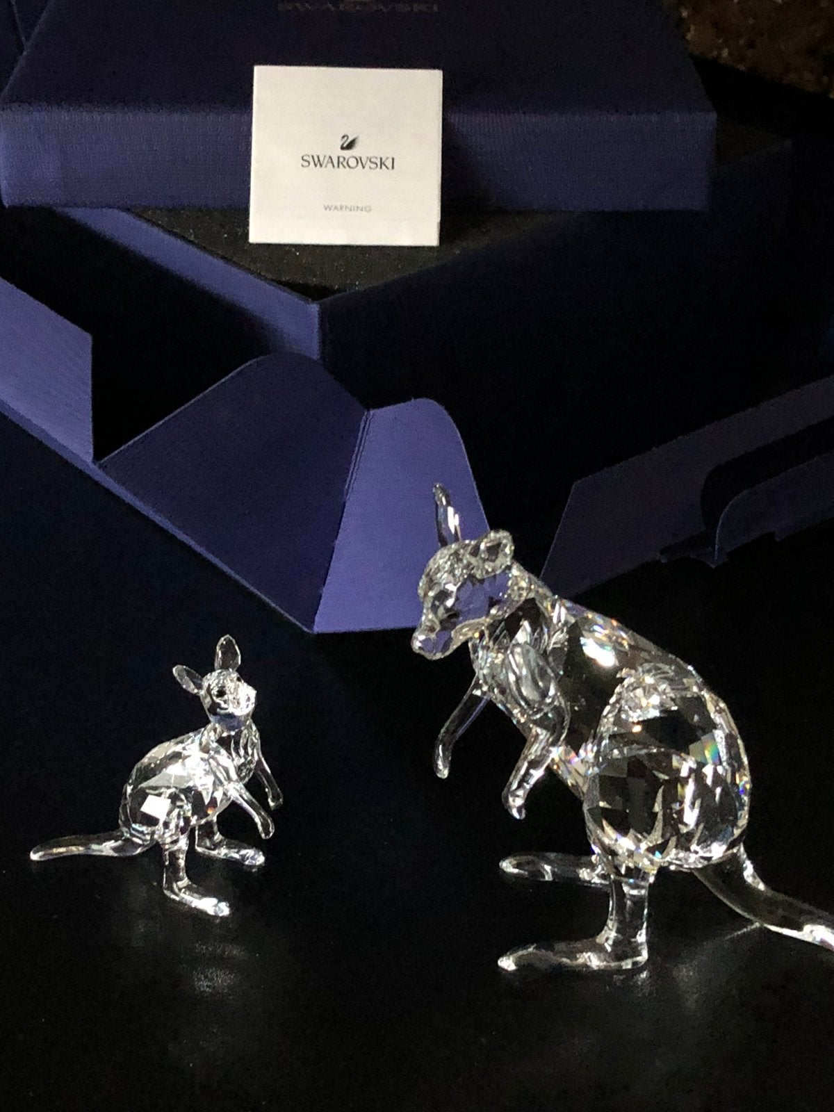 NIEUWSTAAT SWAROVSKI KANGOEROE MOEDER MET JONG BEELDJE, Verzamelen, Swarovski, Ophalen of Verzenden, Zo goed als nieuw, Figuurtje
