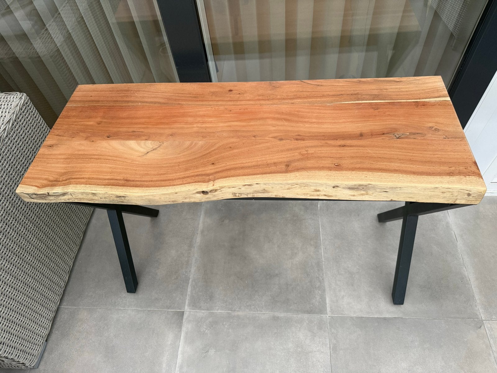 Robuuste houten side table met metalen onderstel, Ophalen, Gebruikt, 100 tot 150 cm, Tot twee personen