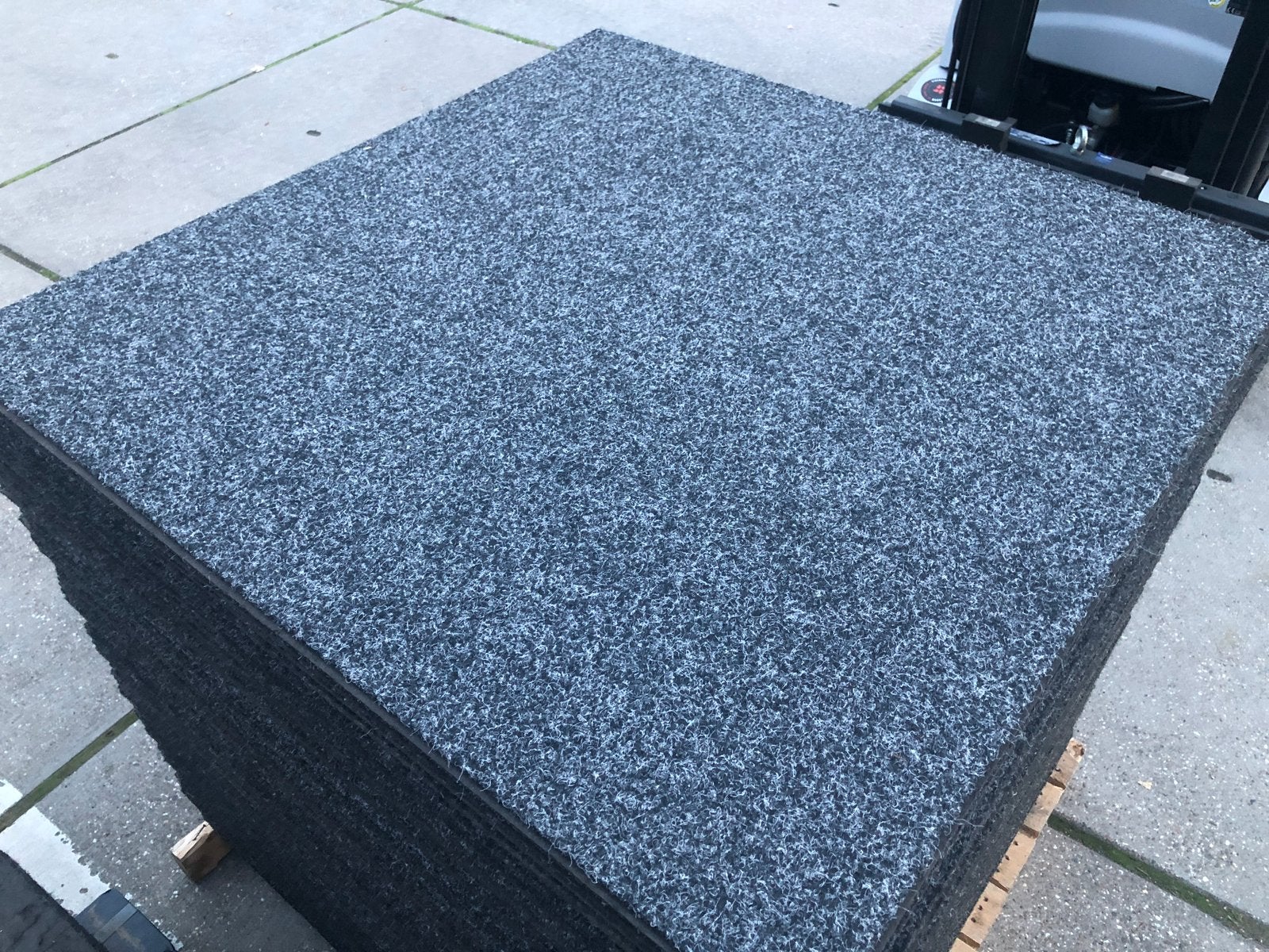 Tapijttegels 100x100cm / nette staat op pallet, Huis en Inrichting, Stoffering | Vloerbedekking, Ophalen, Zo goed als nieuw, 75 m² of meer