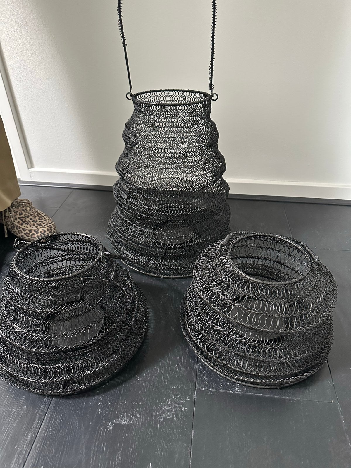 Set van 3 zwarte gaas windlichten / lantaarns, Ophalen, Gebruikt, 25 tot 50 cm, Zwart