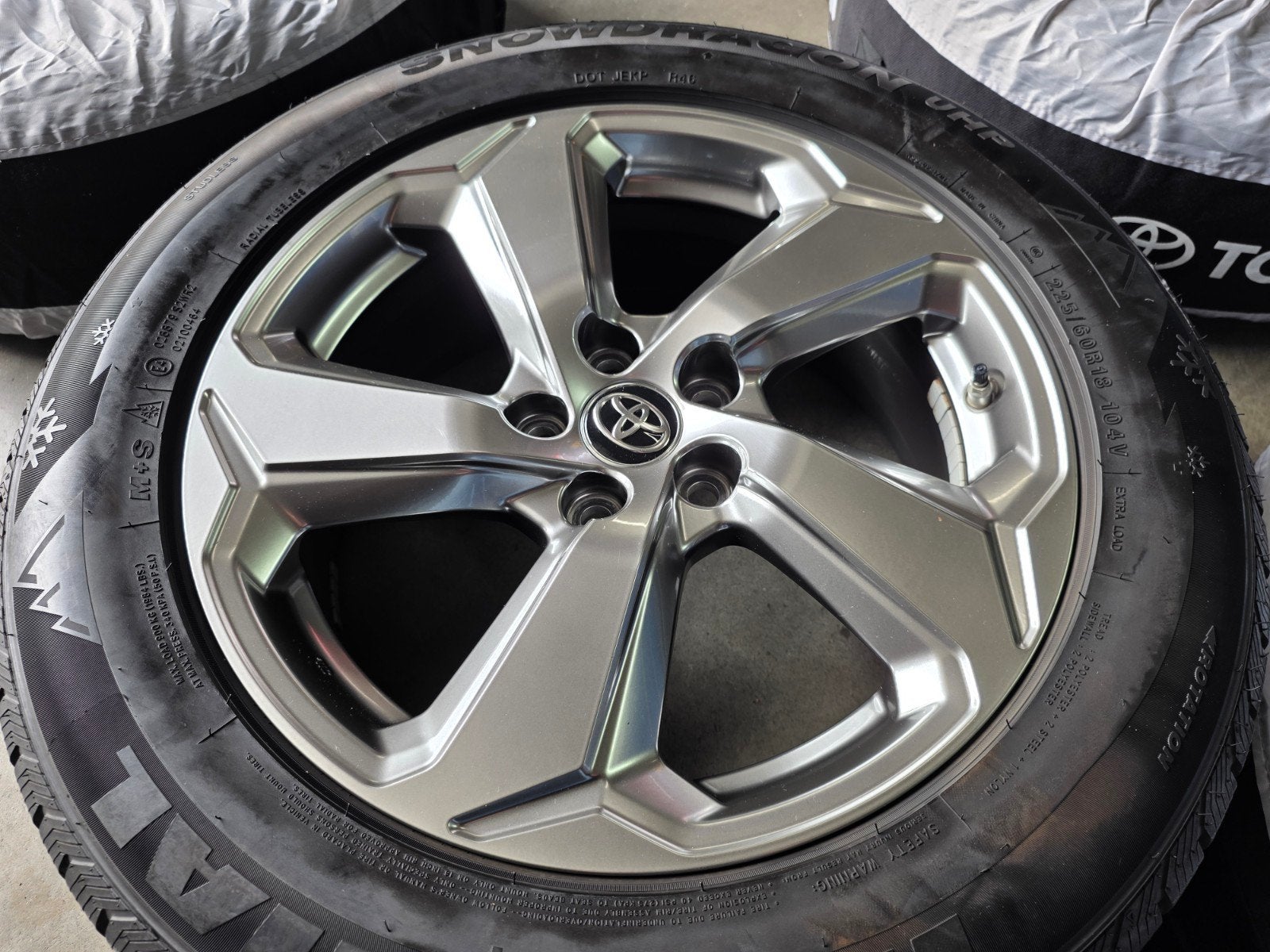 RAV4 Winterbandenset op originele velgen 18 inch, Auto-onderdelen, Banden en Velgen, Ophalen, 18 inch, Gebruikt, Banden en Velgen