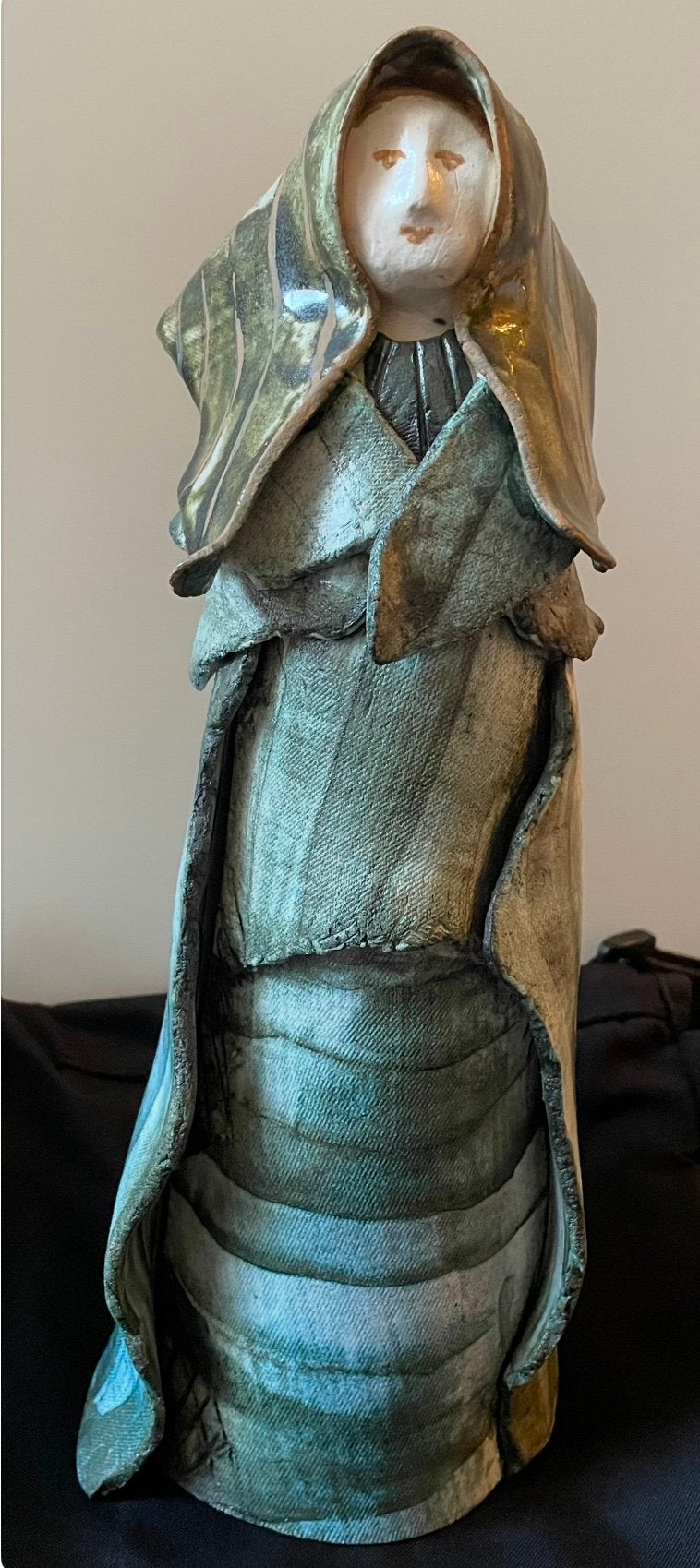 Uniek Keramieken Beeld 'Vrouw met Kapmantel' Judith Révész, Geglazuurd, Ophalen of Verzenden, 20 - 50 cm, Steen of Keramiek