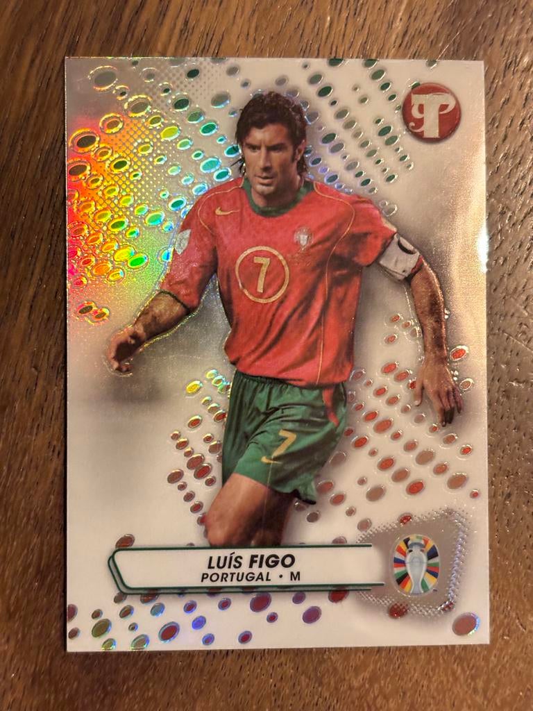 Luís Figo Refractor Kaart - Road to UEFA EURO 2024, Verzamelen, Sportartikelen en Voetbal, Ophalen of Verzenden, Zo goed als nieuw