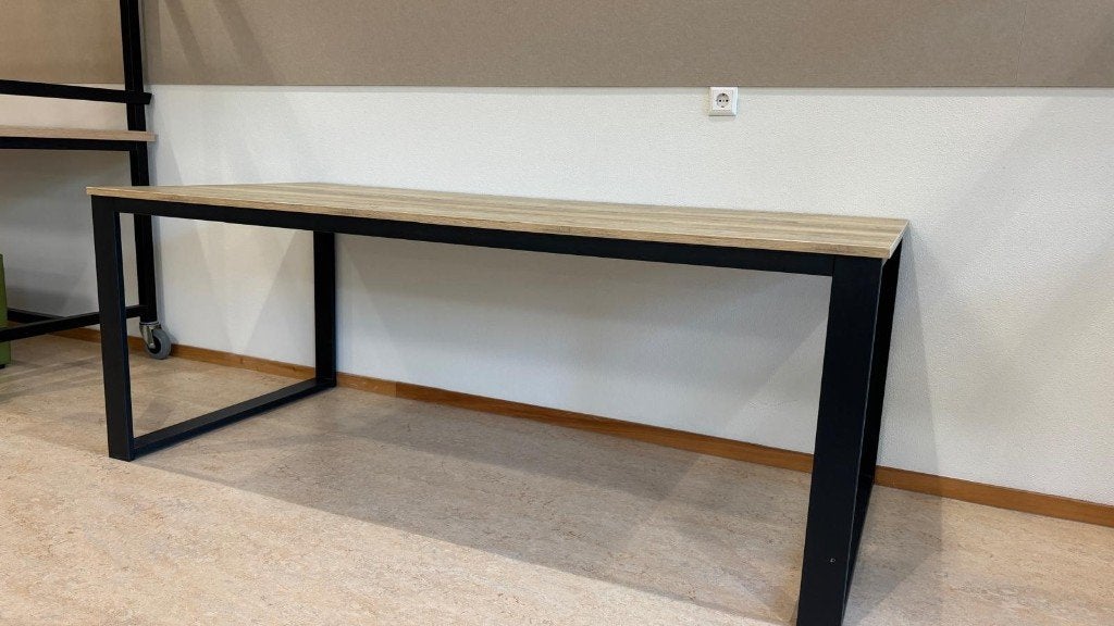 Mooie tafel, licht eikenblad. zwart metalen poten., Huis en Inrichting, Ophalen, Overige materialen, 50 tot 100 cm, Zo goed als nieuw