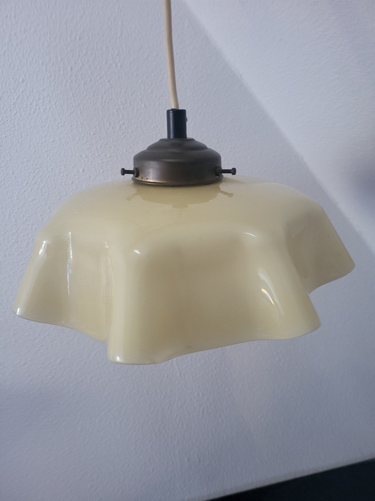 Vintage Plafondlamp - Melkglas met messing details, Antiek en Kunst, Ophalen of Verzenden