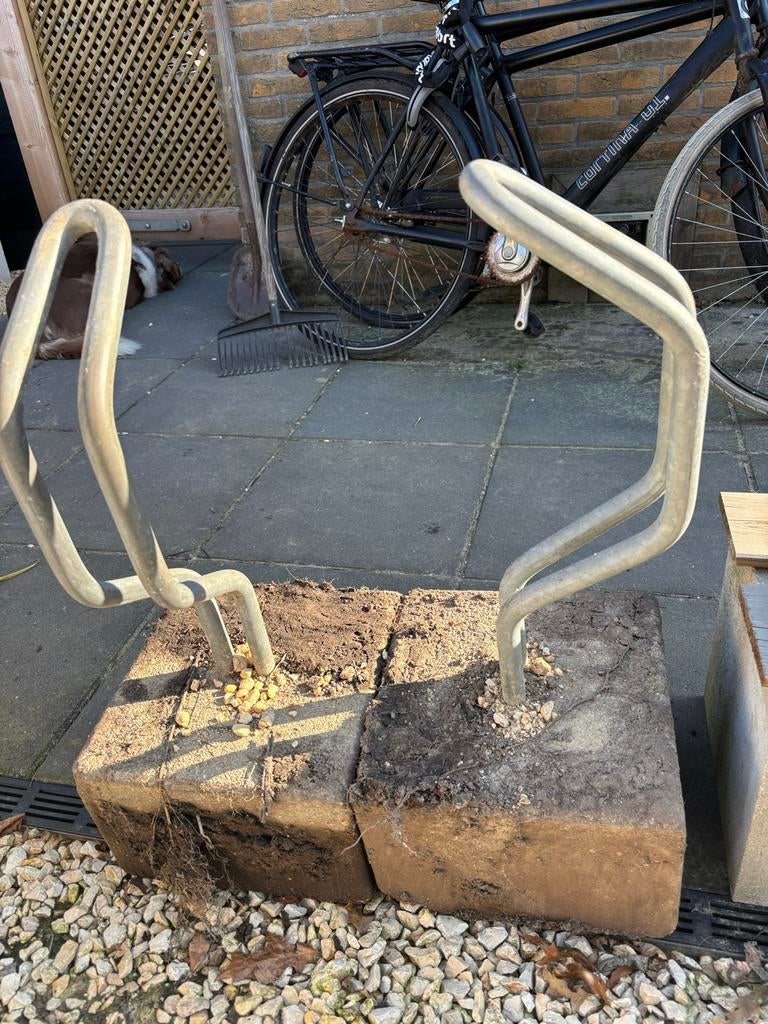 Twee fietsenrekken voor 1 fiets met betonnen voet, Ophalen, Gebruikt