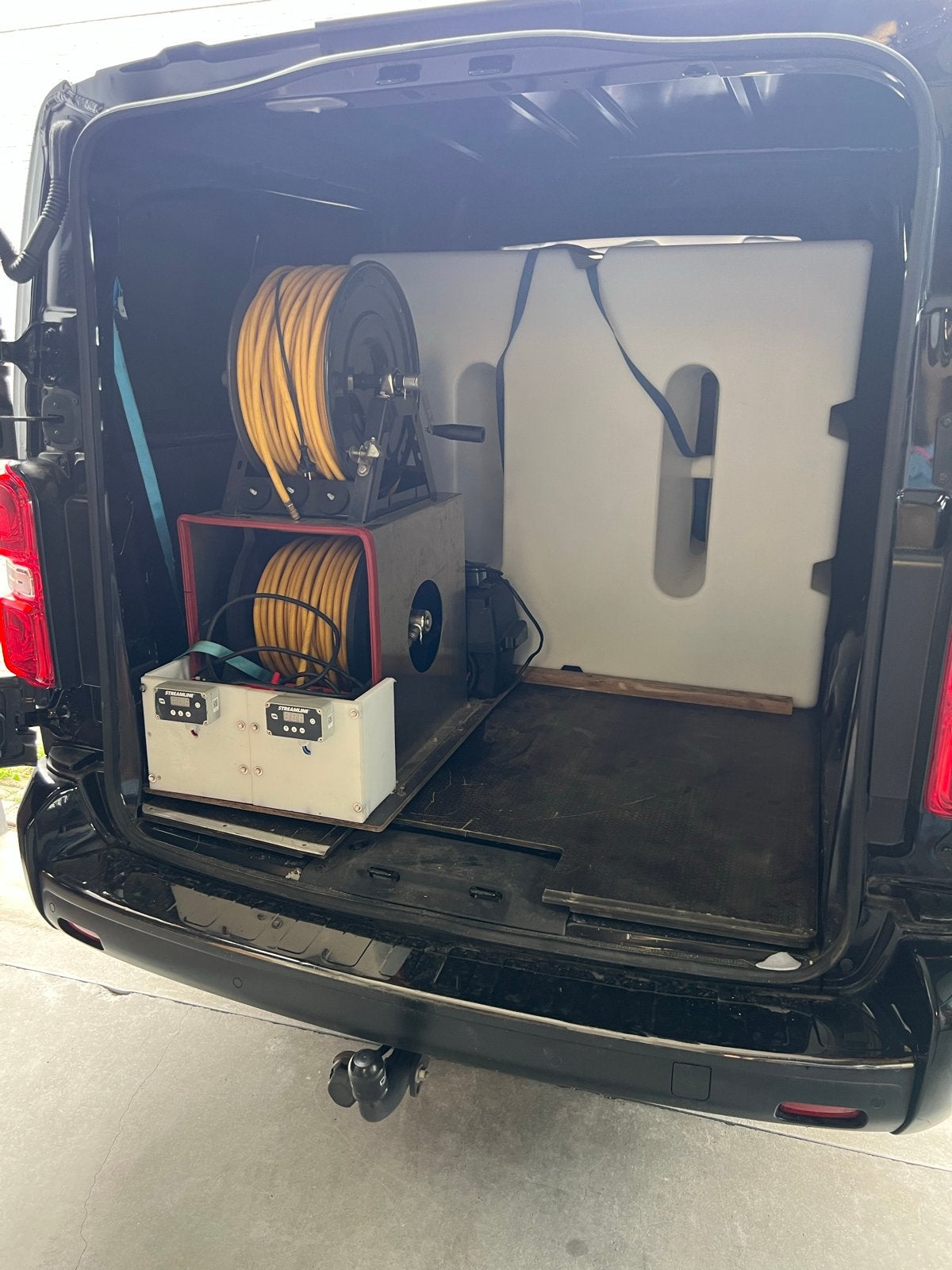 Professionele ramenwasinstallatie met watertank en haspels, Ophalen, Gebruikt