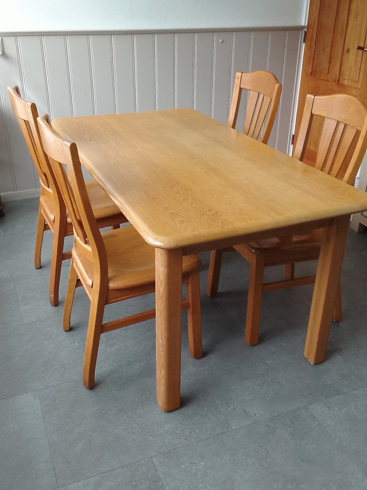 eiken eettafel 85 cm breed.1.60 lang ,en 4 eiken stoelen, Ophalen, Gebruikt, 4 tot 6 stoelen