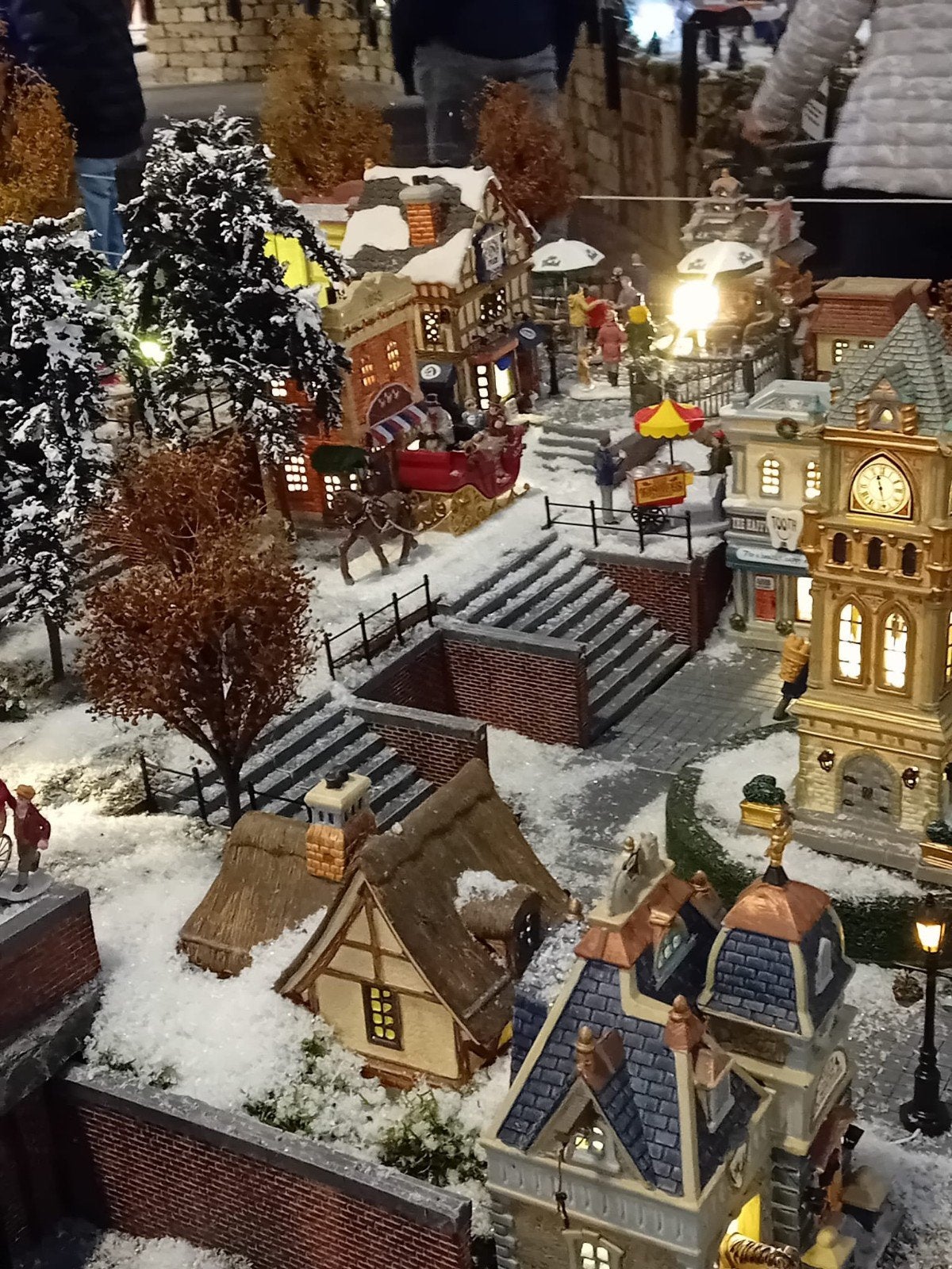 prachtig compleet kerstdorp 4,25x1,25 ivm verhuizing, Ophalen, Zo goed als nieuw