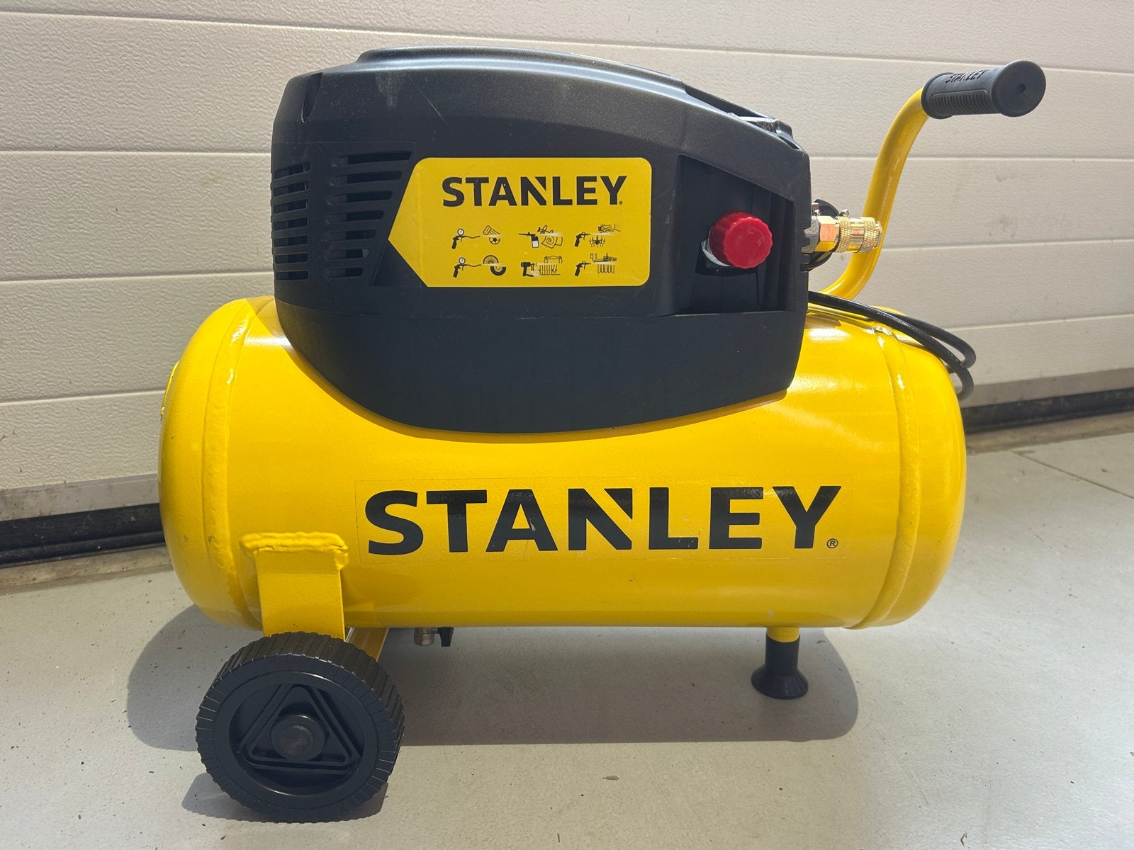 STANLEY compressor D200/8/24 1100W 24L, Doe-het-zelf en Verbouw, Compressors, Gebruikt, 6 tot 10 bar, Ophalen of Verzenden, Minder dan 200 liter/min