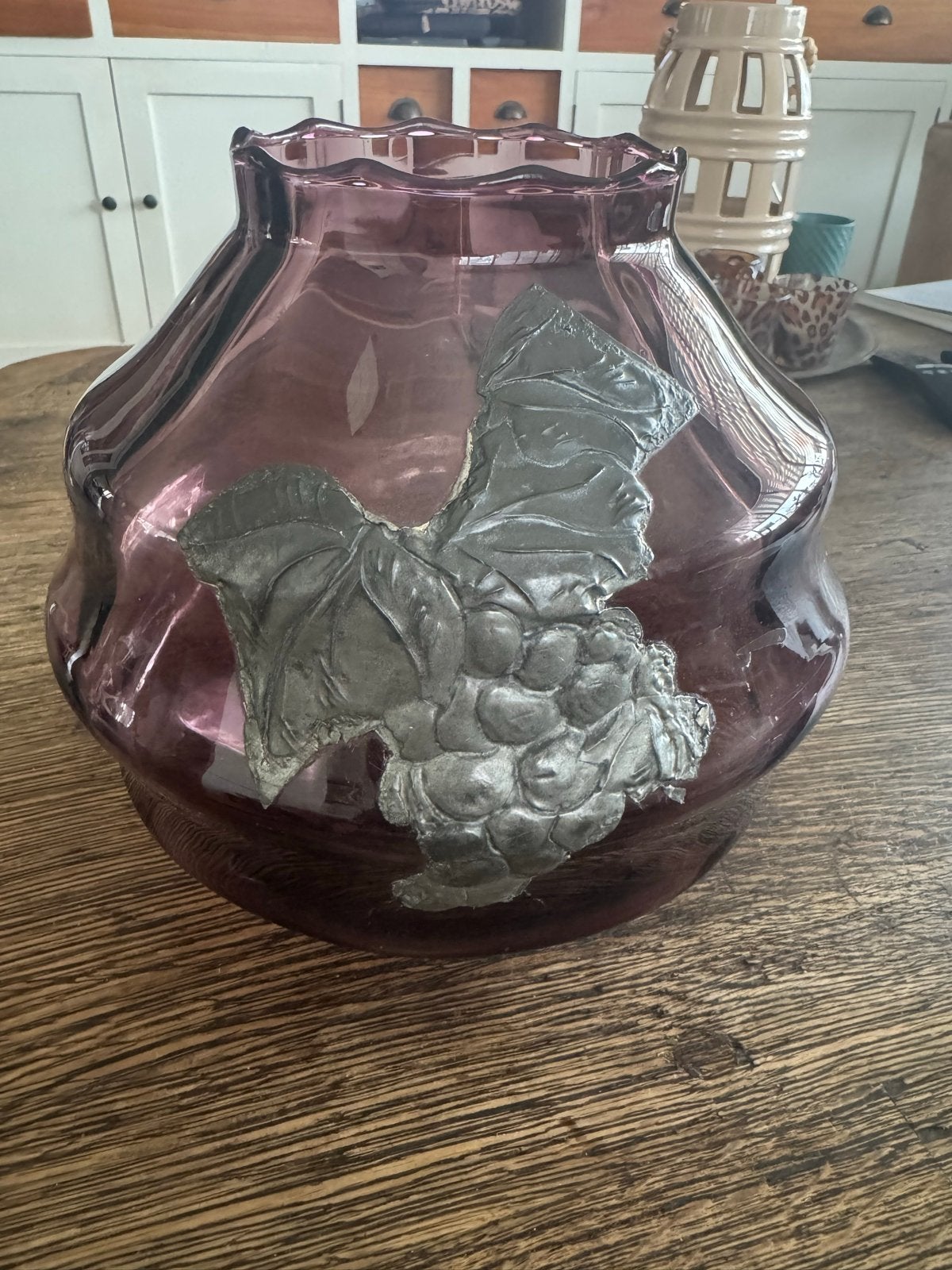 Antieke paarse glazen vaas met tinnen druivenmotief, Antiek en Kunst, Antiek | Vazen, Ophalen