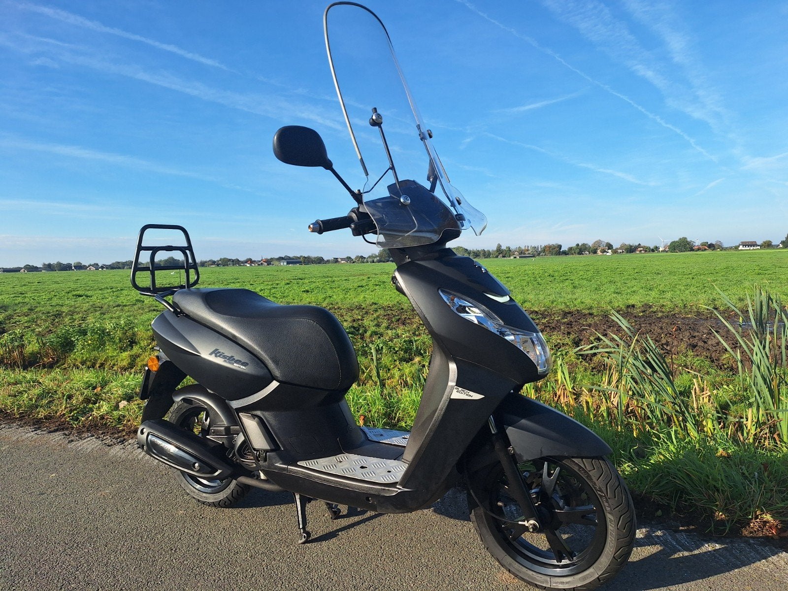 Mooie Peugeot Kisbee Black edition 2019 1e eigenaar, Ophalen, Zo goed als nieuw, Benzine, Overige modellen