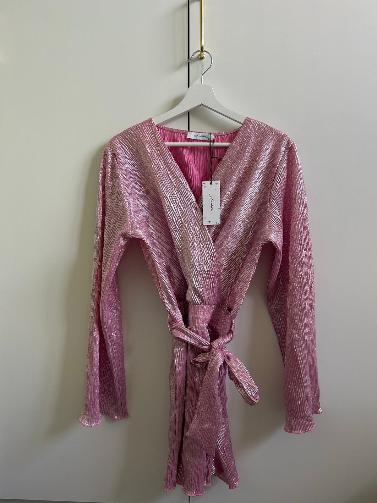 Roze glitter playsuit met strikceintuur, maat S/M, Nieuw, Ophalen of Verzenden, Roze, Maat 36 (S)