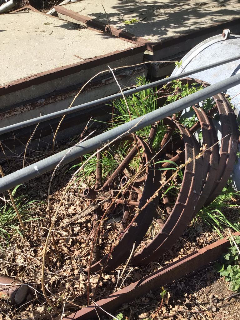 Antieke gietijzeren wielen, Ophalen