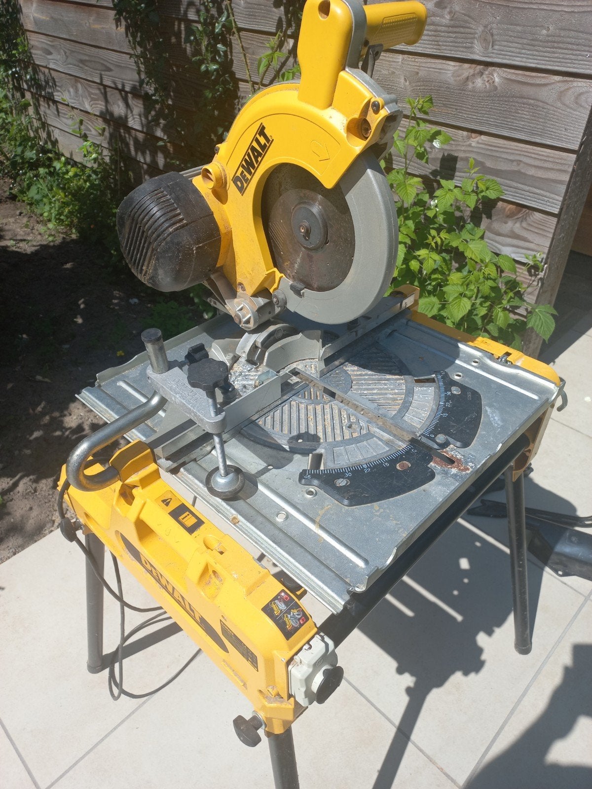 Dewalt DW743N-QS Afkort- en Tafelzaag 2000W, Ophalen, Gebruikt, Afkortzaag, 1200 watt of meer