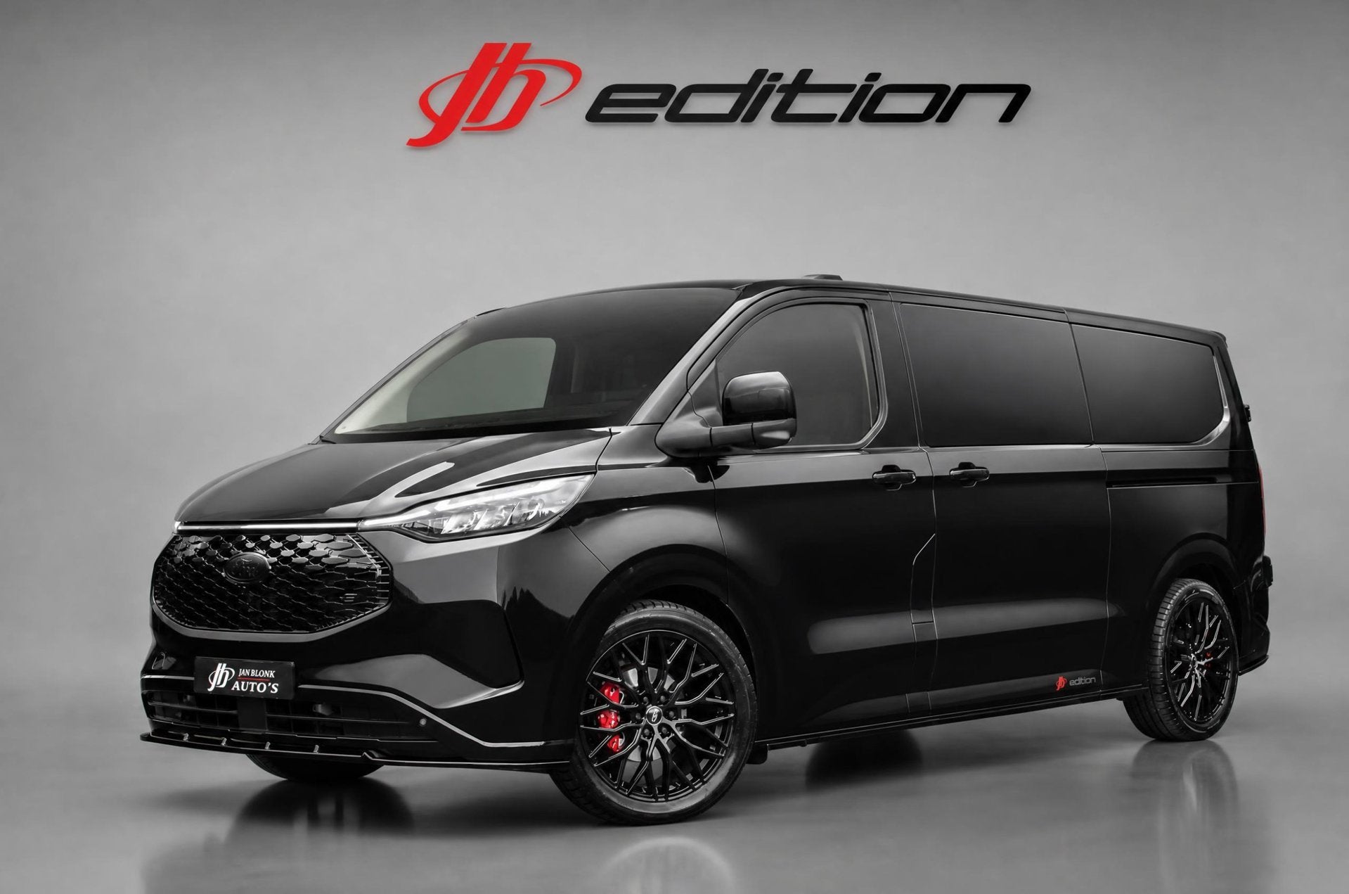 Ford E-Transit Cust. 320 L2H1 Limited 71 kWh DC DUBBEL CABIN, Auto's, Automaat, Achterwielaandrijving, Zwart, Zwart