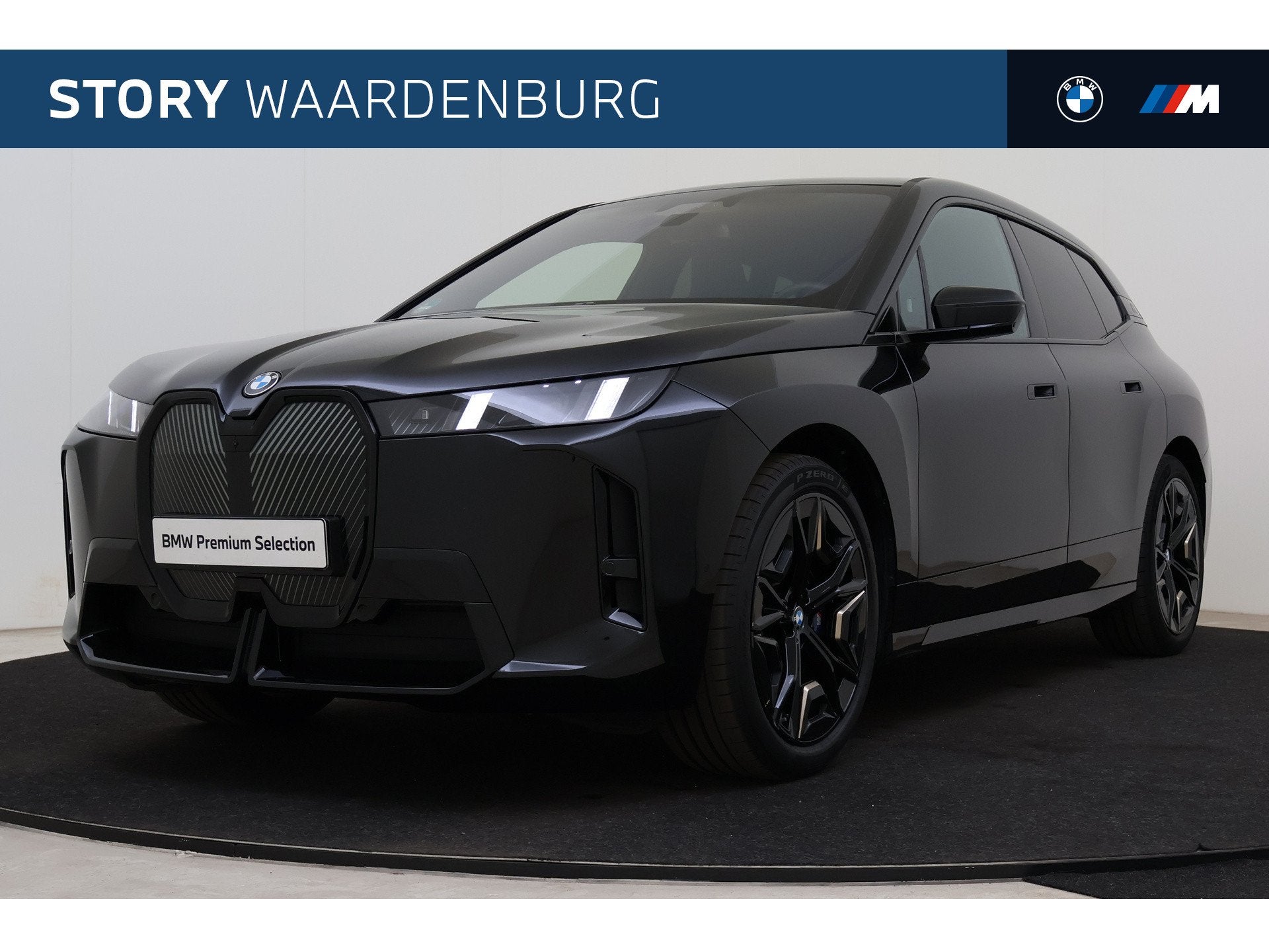 BMW iX xDrive60 112 kWh / Trekhaak / Panoramadak / Comfort A, Auto's, Met garantie (alle), Zwart, Leder, 2480 kg