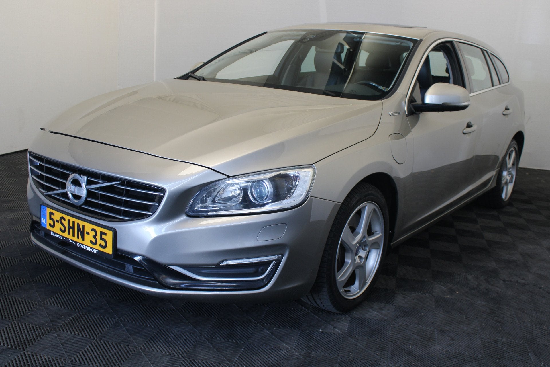 Volvo V60 2.4 D6 AWD Plug-In Hybrid Summum (bj 2013), Auto's, Volvo, Automaat, Beige, Vierwielaandrijving, Te koop