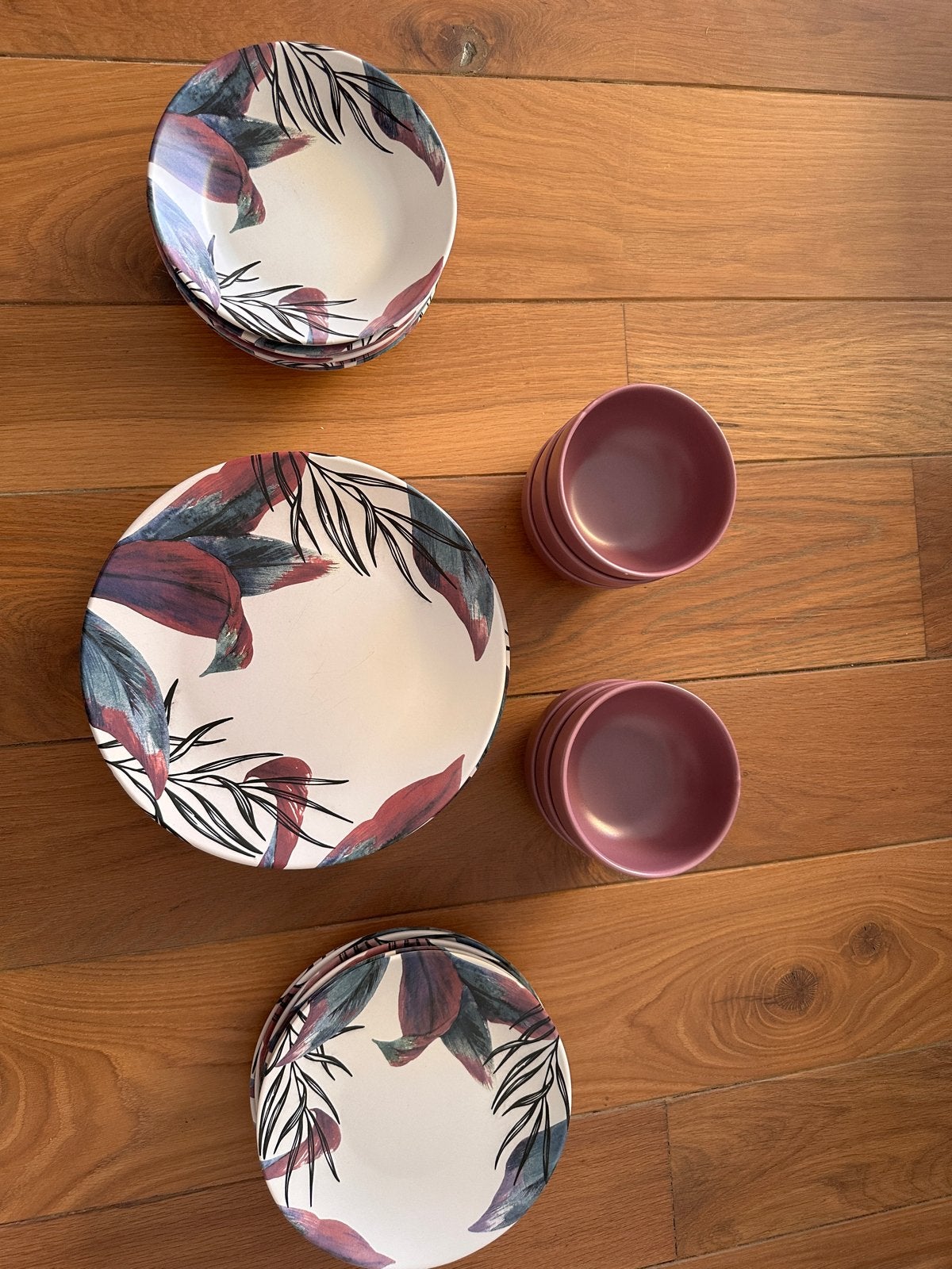 24 deilig Keramika servies met bladerenprint en effen kommen, Ophalen, Keramiek, Zo goed als nieuw, Bord(en)